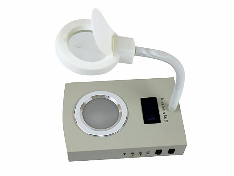 我公司生產(chǎn)的菌落計(jì)數(shù)器是一種數(shù)字顯示式自動(dòng)細(xì)菌檢驗(yàn)儀器。由計(jì)數(shù)器、探筆、計(jì)數(shù)池等部分組成，計(jì)數(shù)器采用CMOS集成電路精心設(shè)計(jì)，LED數(shù)碼管顯示，字高13mm，清晰明亮，配合探筆，計(jì)數(shù)靈敏準(zhǔn)確。菌落對(duì)比清楚。便于觀察。