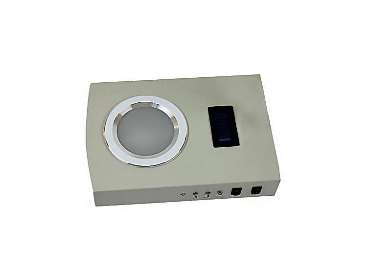 我公司生產(chǎn)的菌落計(jì)數(shù)器是一種數(shù)字顯示式自動(dòng)細(xì)菌檢驗(yàn)儀器。由計(jì)數(shù)器、探筆、計(jì)數(shù)池等部分組成，計(jì)數(shù)器采用CMOS集成電路精心設(shè)計(jì)，LED數(shù)碼管顯示，字高13mm，清晰明亮，配合探筆，計(jì)數(shù)靈敏準(zhǔn)確。菌落對(duì)比清楚。便于觀察。